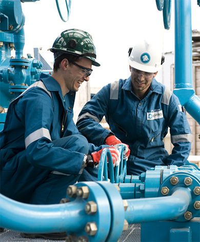 Two engineers from the energy sector working on a pipeline